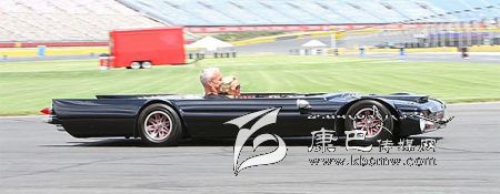 世界上最“扁”的汽車 躺著開！