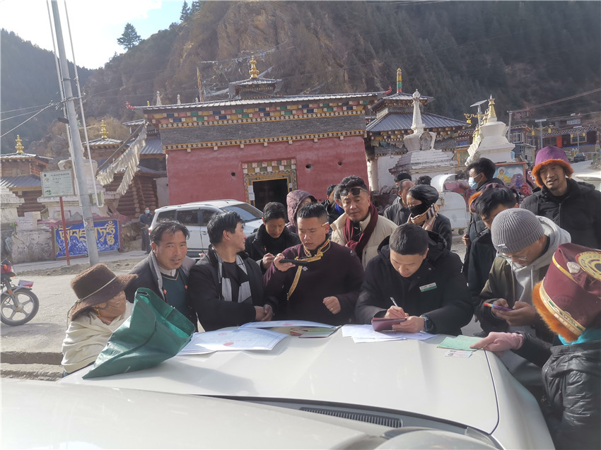 別樣的汽車銀行很接地氣，農(nóng)行德格縣支行開展農(nóng)戶信息建檔，現(xiàn)場為百姓開展金融服務(wù)。.jpg