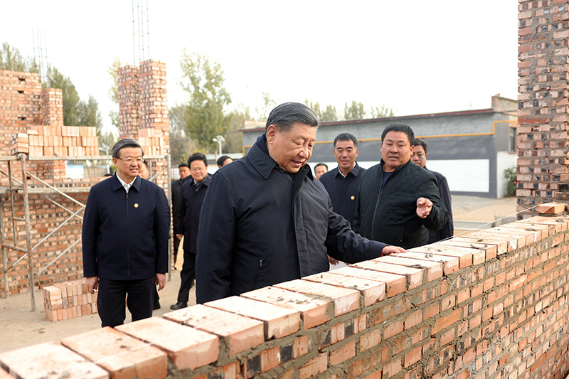 2023年11月10日，習(xí)近平總書記在河北保定涿州市刁窩鎮(zhèn)萬全莊村房屋重建施工現(xiàn)場考察。