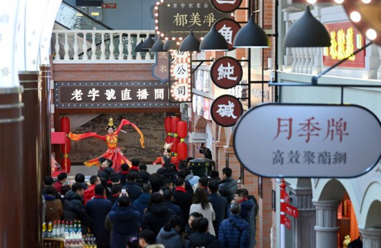 顧客在天津老字號集合店內(nèi)觀看演出。新華社記者 趙子碩 攝