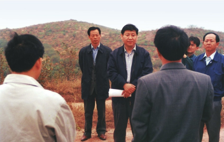 1999年11月，習(xí)近平在龍巖市長(zhǎng)汀縣河田水土流失治理區(qū)調(diào)研。圖源：《習(xí)近平在福建（下）》