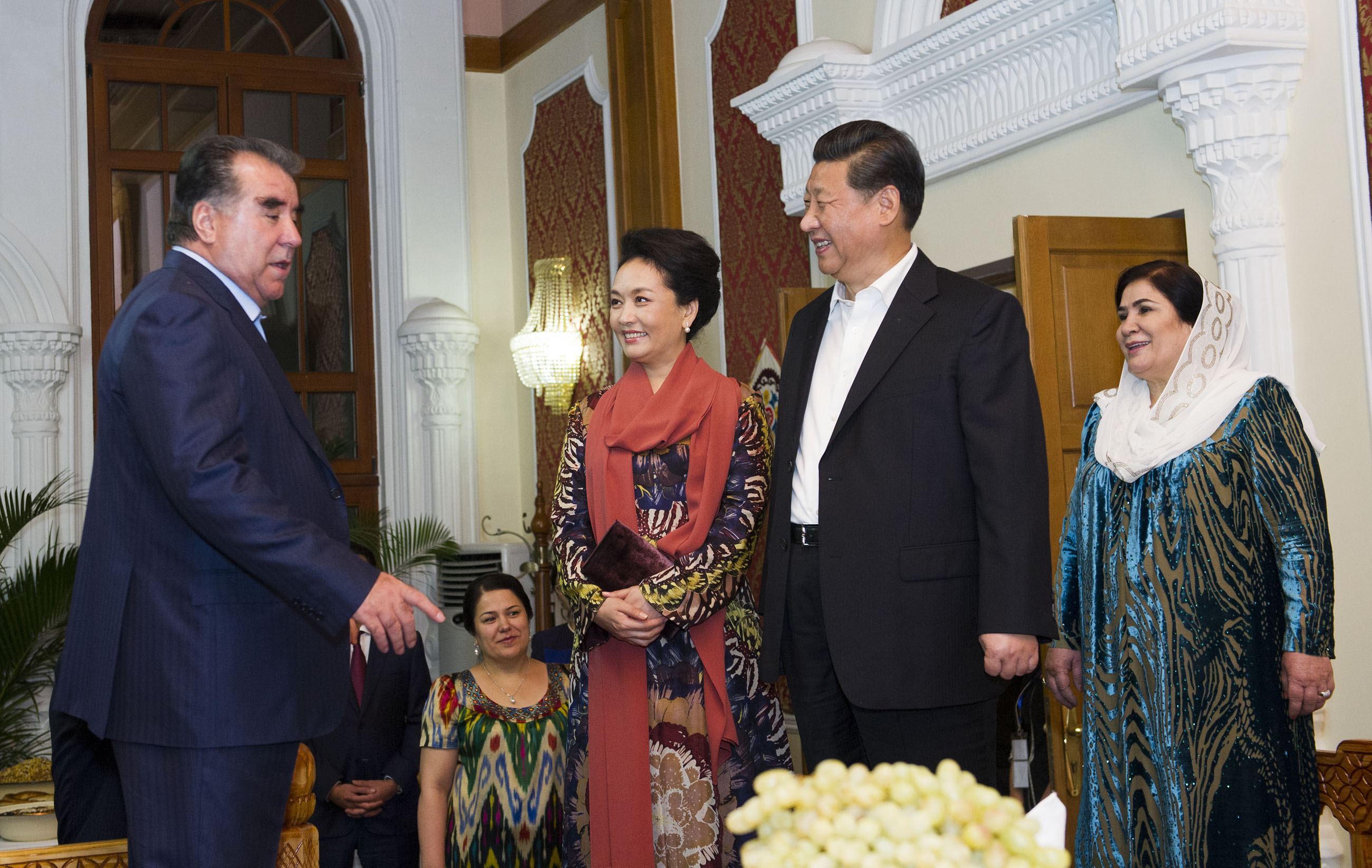 2014年9月12日，習(xí)近平主席在杜尚別出席塔吉克斯坦總統(tǒng)拉赫蒙舉行的家宴。這是習(xí)近平主席和夫人彭麗媛在拉赫蒙夫婦陪同下參觀總統(tǒng)官邸。