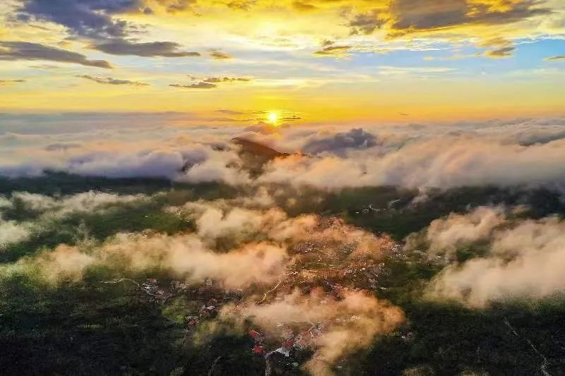 圖為云霧繚繞的軍營村，群山盡翠，紅瓦掩映。廈門市委宣傳部供圖