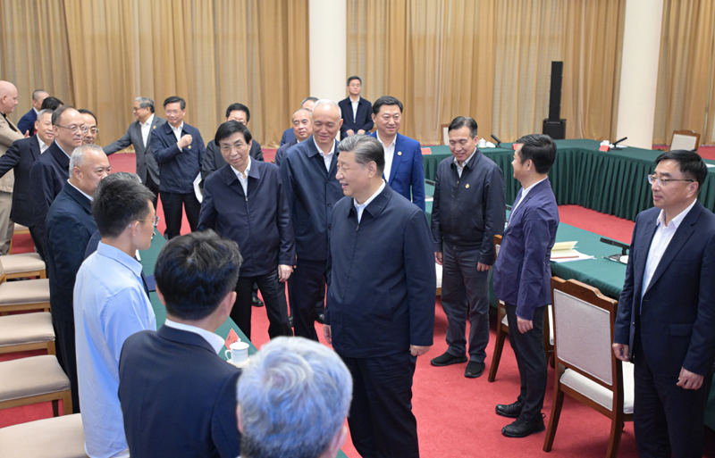 2024年5月23日，習(xí)近平總書(shū)記在山東省濟(jì)南市主持召開(kāi)企業(yè)和專家座談會(huì)并發(fā)表重要講話。這是總書(shū)記同參會(huì)的企業(yè)和專家代表親切交流。