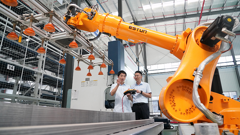 2023年8月26日，武漢，湖北長(zhǎng)江電氣有限公司智能車(chē)間，工作人員正在操作智能機(jī)械臂。