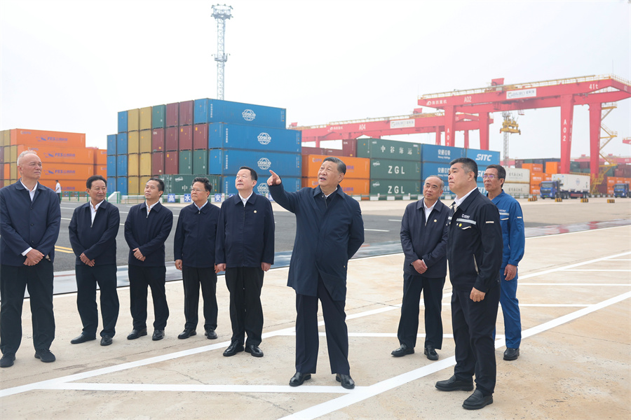 2024年5月22日至24日，中共中央總書記、國家主席、中央軍委主席習(xí)近平在山東考察。這是22日下午，習(xí)近平在日照港察看全自動化集裝箱碼頭作業(yè)場景。新華社記者 鞠鵬 攝