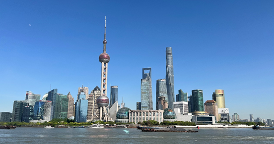 沿蘇州河遠(yuǎn)眺陸家嘴城市建筑群。人民網(wǎng) 馬作鵬 攝